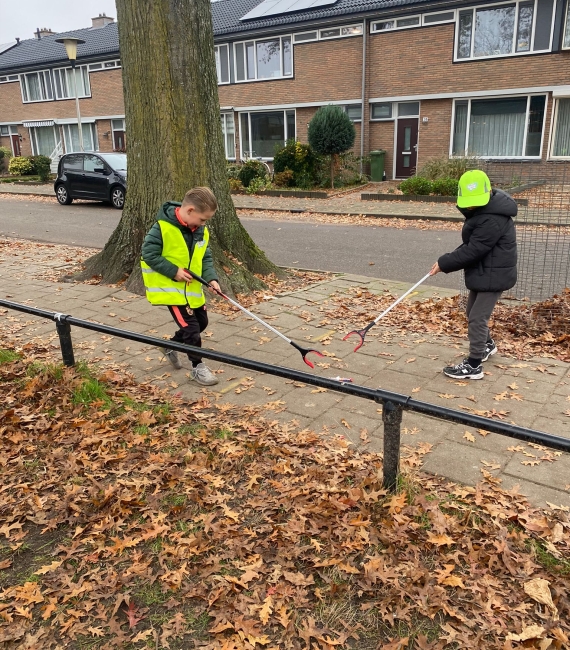 Jonge kinderen bestrijden zwerfafval in hun buurt