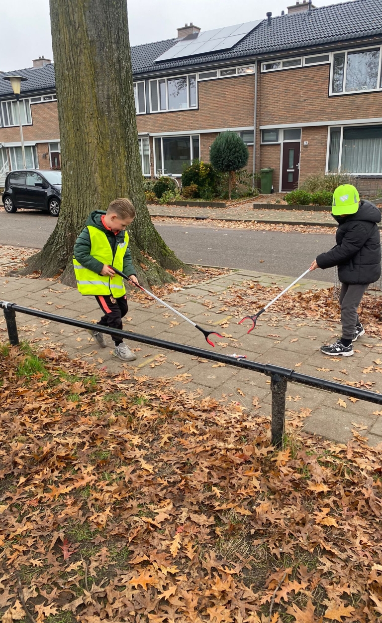 Jonge kinderen bestrijden zwerfafval in hun buurt